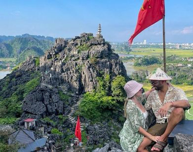 chica feliz en una montaña en china